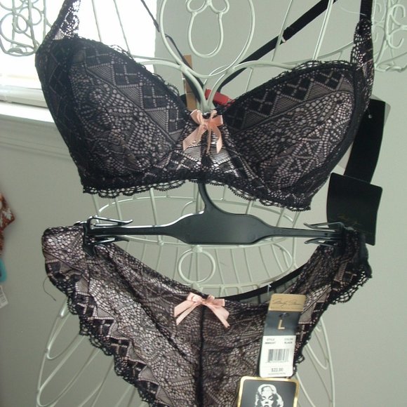 Marilyn Monroe intimidates Bra Panties set - Picture 5 of 7